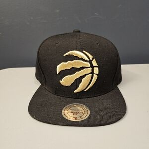 Mitchell & Ness Black Cap with Gold Details